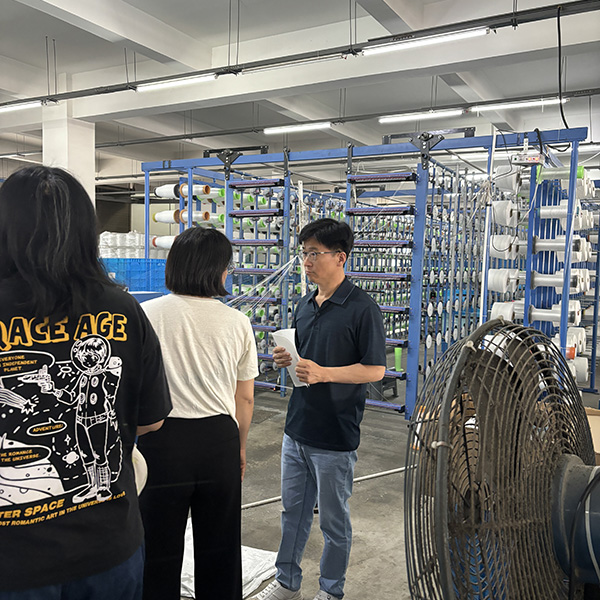 Індивідуальні спеціальні фільтрувальні тканини для корейських клієнтів, які відвідують завод Індивідуальні спеціальні фільтрувальні тканини для корейських клієнтів, які відвідують завод